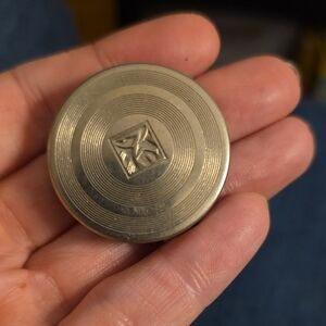 Pressed Blush Compact in Metallic Gold